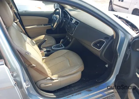 2013 Chrysler 200 Limited z USA, uszkodzony, nr VIN 1C3CCBCG2DN607829